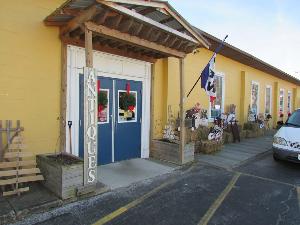 Exterior of The Galleria of Arts & Antiques in Cortland, Ohio, featuring local crafts, vintage décor, and seasonal handmade gifts.