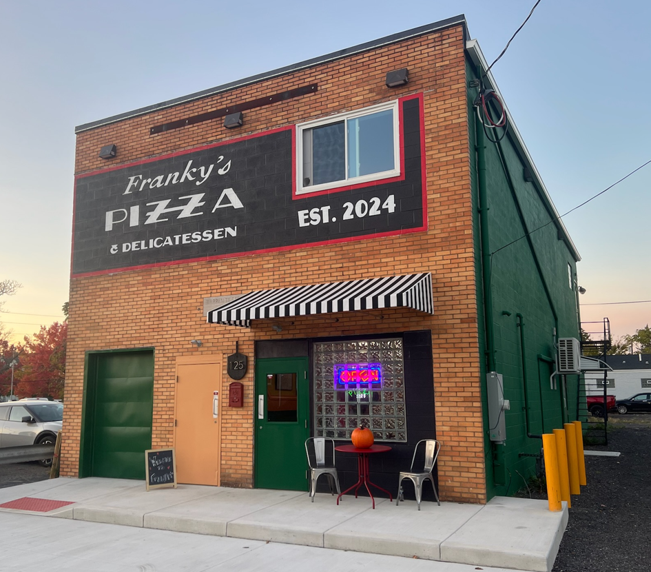 A brick building that says Franky's Pizza & Delicatessen